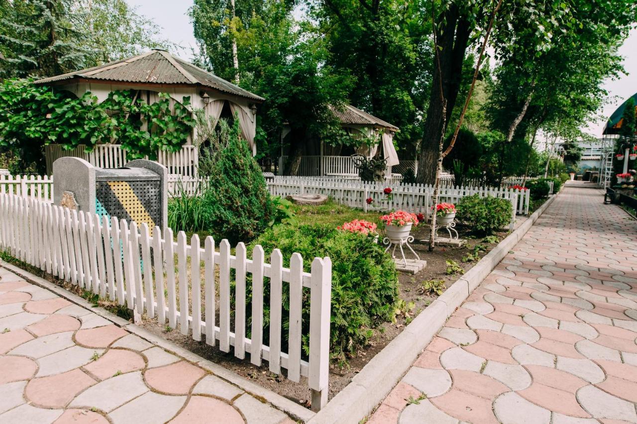 Urartu Hotel Jarkov Exterior foto